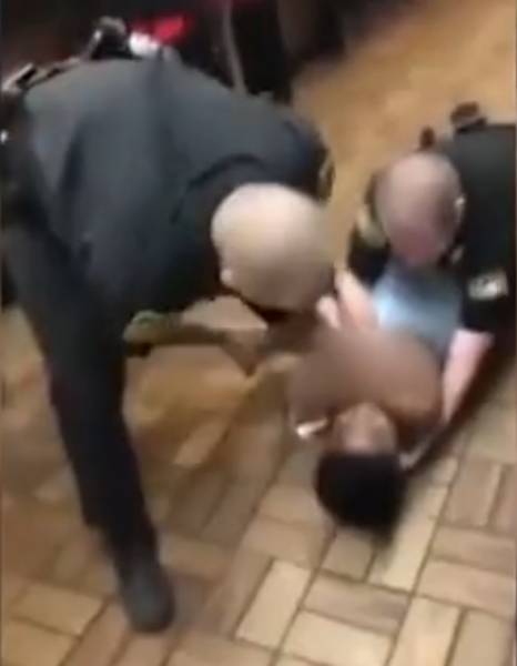 В США во время ареста полицейские оголили грудь нарушительницы