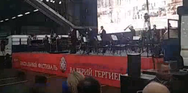 Оркестр Гергиева отыграл концерт на шести "КамАЗах" на заводе