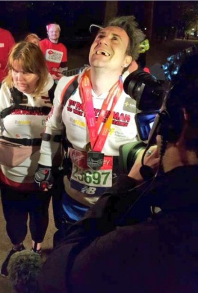 Парализованный британец за 26,5 часов преодолел Лондонский марафон