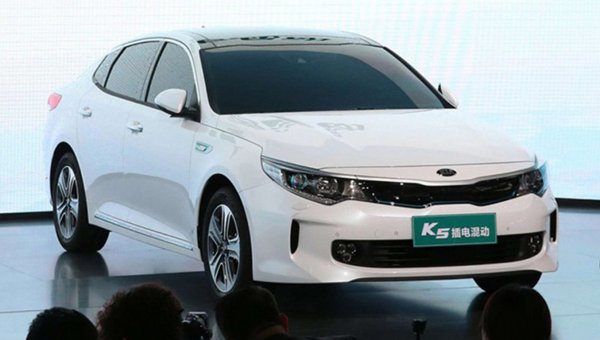 KIA представила кроссовер Yi PAO и гибридный седан Optima