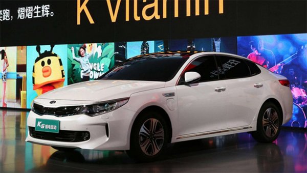 KIA представила кроссовер Yi PAO и гибридный седан Optima