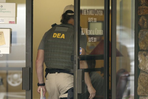В США агент по борьбе с наркотиками измазал фекалиями дверь своего коллеги