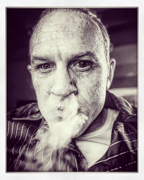В Сети появились новые фото Тома Харди в образе умирающего Аль Капоне