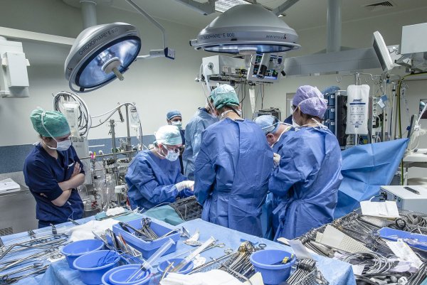 В США хирурги удалили пациентке 60-килограммовую опухоль