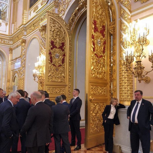 В Сети обсуждают одинокую позу Натальи Поклонской на инаугурации Путина