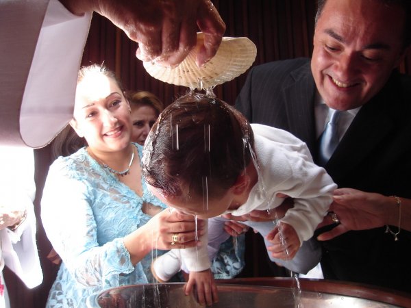 Священник проявил чрезмерную жестокость во время крещения младенца