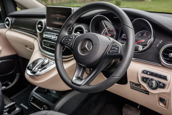 В Россию привезли спецверсию минивэна Mercedes-Benz V-Class Night Edition