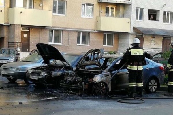 В Ставрополе во дворе одного дома сгорело два автомобиля