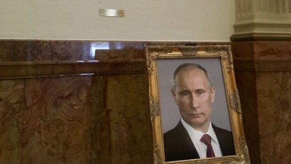 В американском Капитолии поставили портрет Путина вместо изображения Трампа