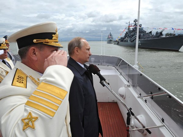 Путин поприветствует экипажи, участвующие на параде ВМФ