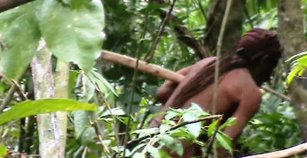 Жизнь в джунглях: Появились снимки хижины самого одинокого человека в мире