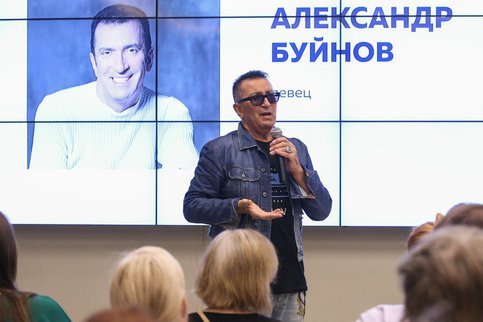 Певец Александр Буйнов встретился с волонтерами штаба Сергея Собянина