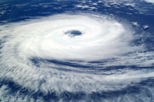 В Японии из-за тайфуна рекомендована эвакуация почти 90 тысяч человек