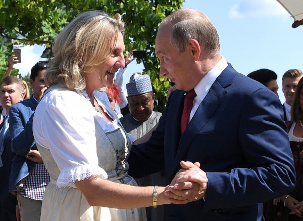В Сети опубликована видеозапись тоста и танца Путина на свадьбе главы МИД Австрии