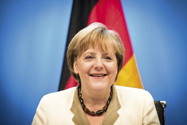 Меркель в Грузии спела любимую песню «Мы любим бури»?