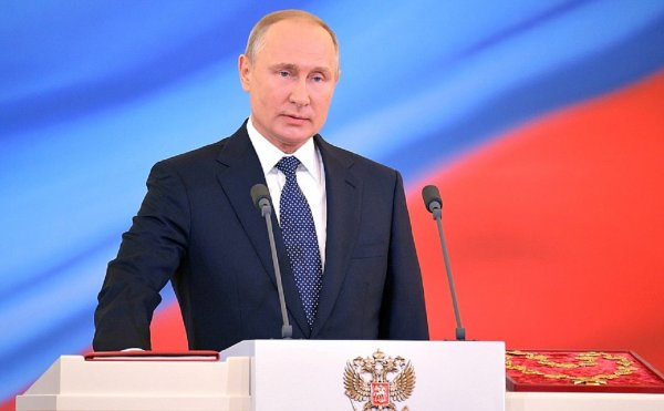 Глава Абхазии вручил Путину орден «Честь и слава»