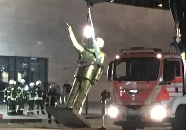 В Германии демонтировали покрытую золотом статую Эрдогана