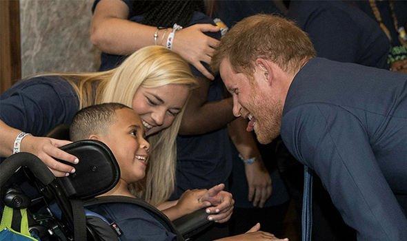 Не королевское поведение: Принц Гарри показал язык детям-инвалидам