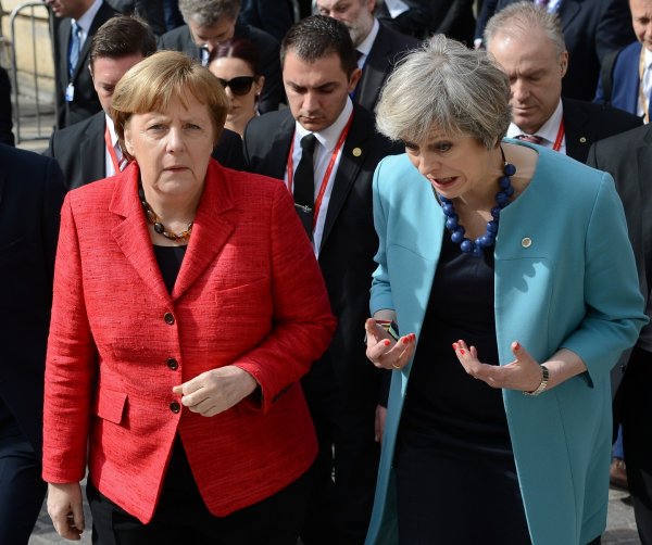 Меркель публично унизила Мэй, не поздоровавшись с ней в Зальцбурге
