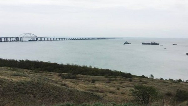 Аксенов назвал печальным зрелищем «два ржавых корыта» ВМС Украины на фоне Крымского моста