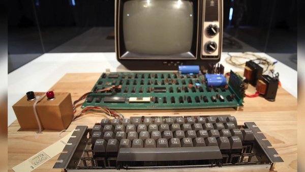 Первый компьютер Apple в истории продан за 375 000$