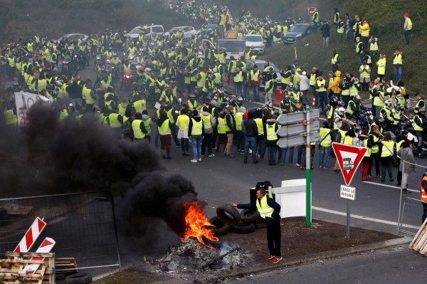 BBC требует от сотрудников найти «русский след» в протестах во Франции