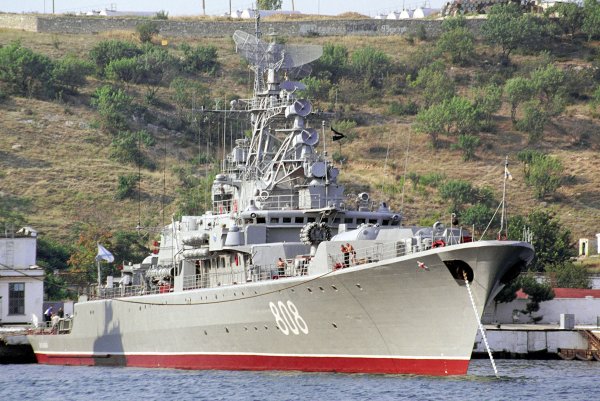 Корабль «Пытливый» взял на контроль продвижение американского эсминца в Черном море