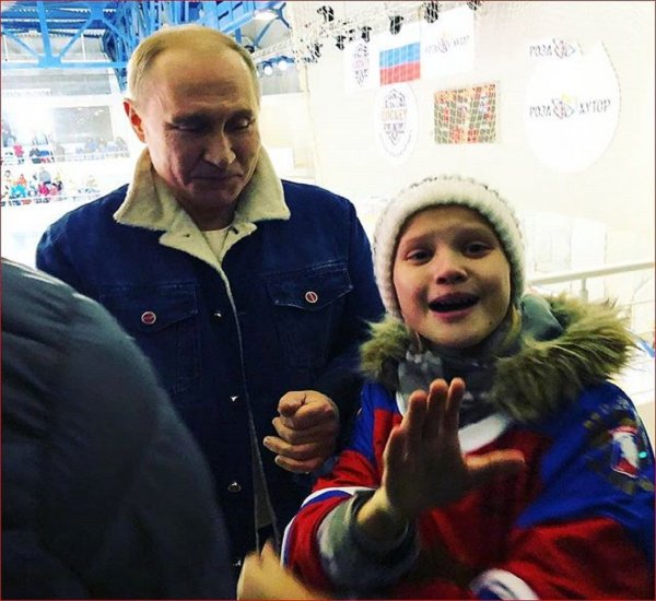 Путина, успокоившего заплаканную девочку, показали на видео