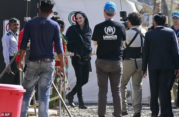 Мать Тереза №2: Анджелина Джоли прилетела в Бангладеш ради беженцев