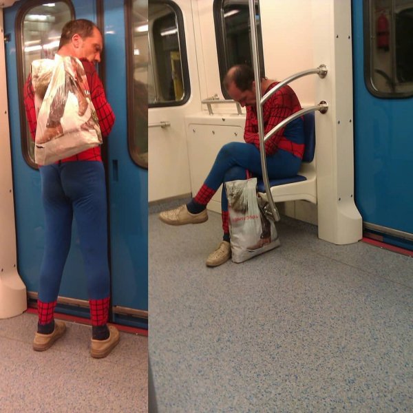 «Спасает Байкал?»: Москвичи посмеялись над «Медведевым» в метро в костюме человека-паука
