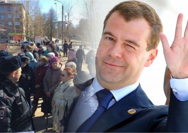 «Кыш, холопы, царь идет!»: Очередь из больных пермяков убрали с глаз премьера Медведева