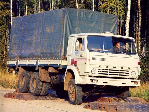 «ЗИЛ умер, оставив достойного наследника»: Блогер поделился впечатлениями от «машины на века» – КамАЗ-53212