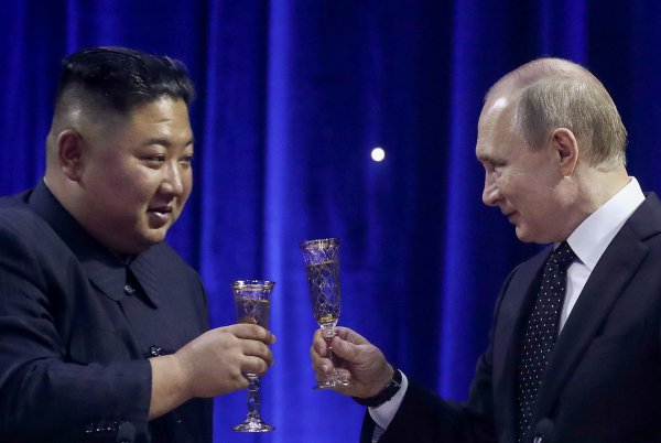 Меч и шашка: Путин и Ким Чен Ын предупредили весь мир, обменявшись оружием