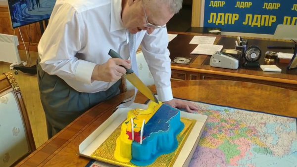 «Треть им, две трети – нам»: Жириновский искромсал торт-карту Украины, не дождавшийся украинского министра