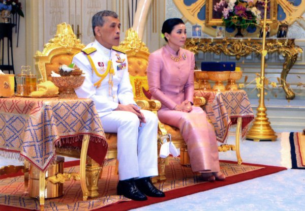 Свадьба по-тайски: Король Тайланда женился на своём генерале