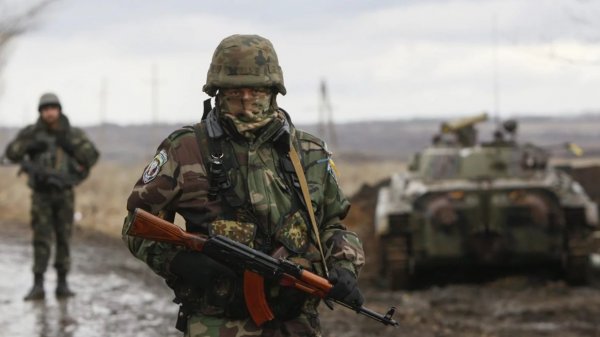 Глушители и американские флаги: В ДНР показали снаряжение украинских диверсантов