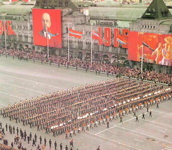 США «спалили всю контору»: Разведка Запада посещала парады Победы СССР ради изучения военной техники