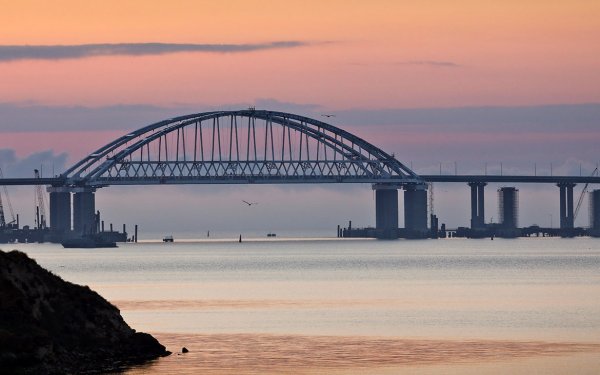 Не вулкан, так поезд: Эксперт рассказал, от чего может «погибнуть» Крымский мост