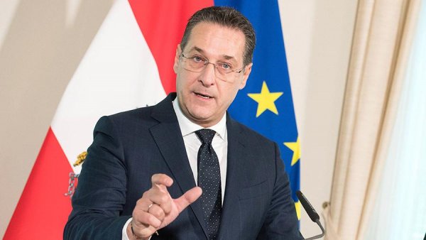 Попался, голубчик: Вице-канцлер Австрии уходит в отставку из-за разговора с россиянкой
