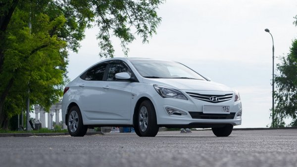 «Продолжаем дико колхозить»: Как в Hyundai Solaris избавиться от «голого» металла в салоне показал блогер