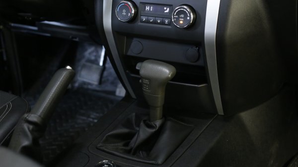 Догоняет японцев: Новый УАЗ «Патриот» на «автомате» сравнили с Mitsubishi Pajero с пробегом