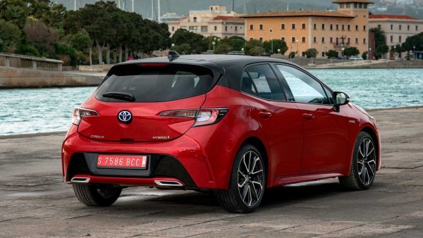Блогер о причинах низкой популярности Toyota Corolla Hybrid: «Всем хороша, но конкуренты лучше»