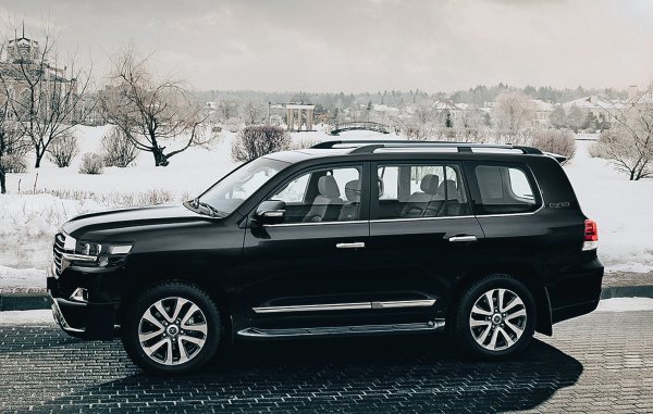 «BMW X5 тут бы закопался сразу»: Блогер вывел Toyota Land Cruiser 200 на снежное бездорожье
