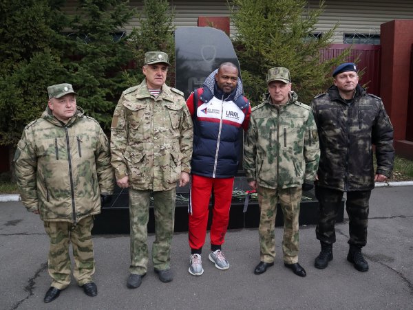Красноярский СОБР посетил чемпион мира по боксу Рой Джонс