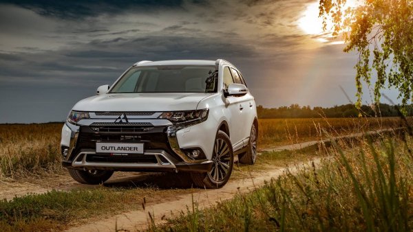 Французы добили окончательно: Россияне негативно отзываются о новом Mitsubishi Outlander - Новый «Равчик» аплодирует стоя