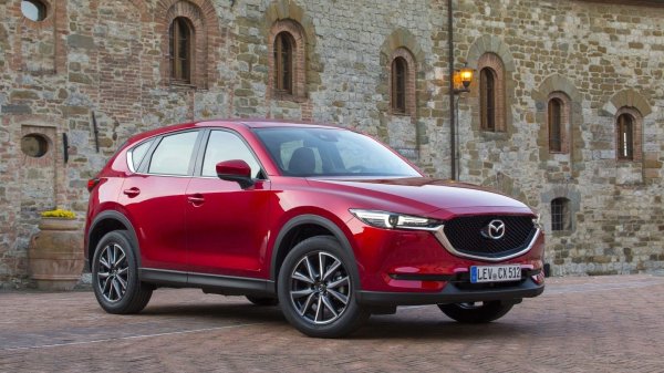 Стиль и управляемость или надежность с комфортом: Mazda CX-5 или Toyota RAV4 - битва двух титанов