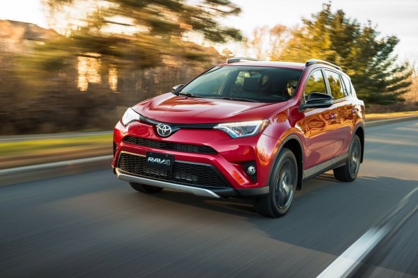 Стоит ли покупать б/у автомобиль в кризис? Владелец Toyota RAV4 рассказал о перспективах кроссовера в сложные времена