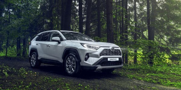 Тест достойных «японцев»: Toyota RAV4 или Camry – что лучше подходит для большой семьи?