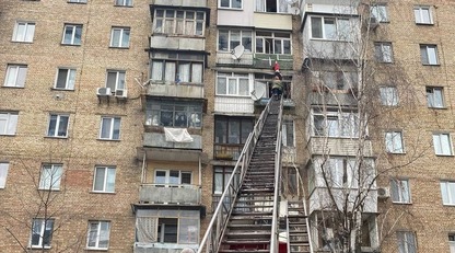 В  Киеве женщина выпала с 9 этажа и зацепилась за балкон: фото и видео