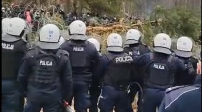 ​Силовики применили газ против мигрантов, есть угроза жертв: что происходит на границе Польши и Беларуси